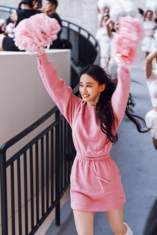 8-夏梦身着Scuba__ 连衣裙引领行进乐队.jpg