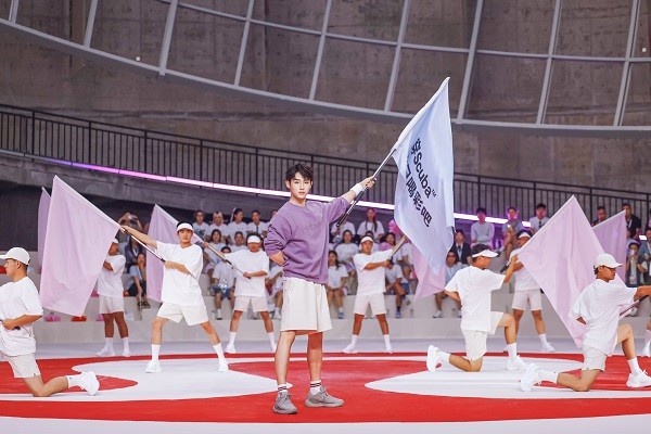 7-董思成身着Steady State__ 圆领卫衣带领旗舞.jpg