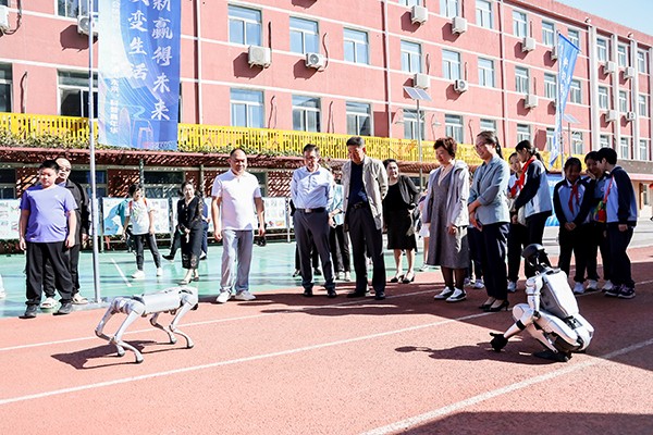 1758463386768990.jpg 人工智能机器狗互动.jpg