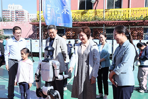 1758463332470656.jpg 领导体验人工智能.jpg