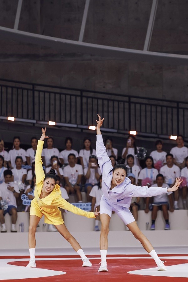 2-花游世界冠军首次跨界啦啦操 左：王柳懿、王芊懿 右：林彦含、林彦君-2.jpg