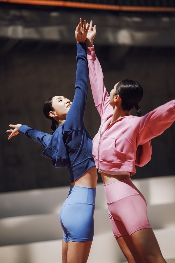 2-花游世界冠军首次跨界啦啦操 左：王柳懿、王芊懿 右：林彦含、林彦君-1.jpg