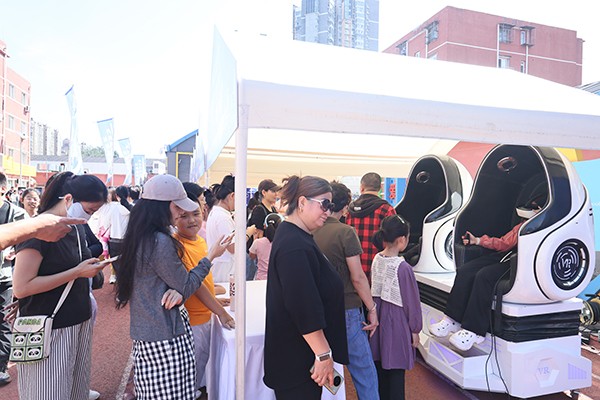 1758463097536300.jpg 居民体验沉浸式太空仓.jpg