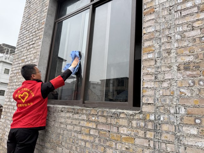 中建二局开展“学雷锋做志愿 共同奋进十五五”慰问活动